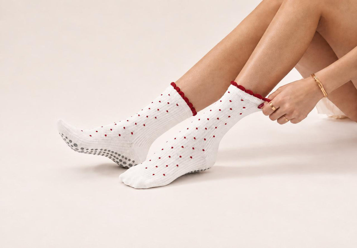 Dotted Ruffle Grip Socks